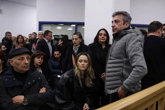 Οι συγγενείς θυμάτων, λόγω χώρου, υποχρεώθηκαν να κάτσουν σε θέσεις κατηγορουμένων – Από πότε η Ελλάδα έπαψε, να σέβεται τους νεκρούς της;