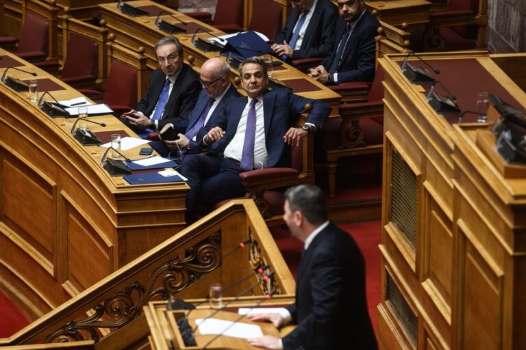«Πυρ ομαδόν» κατά Μητσοτάκη από την αντιπολίτευση για το Κράτος Δικαίου – «Πρέπει να φύγει ο διαπλεκόμενος πρωθυπουργός»