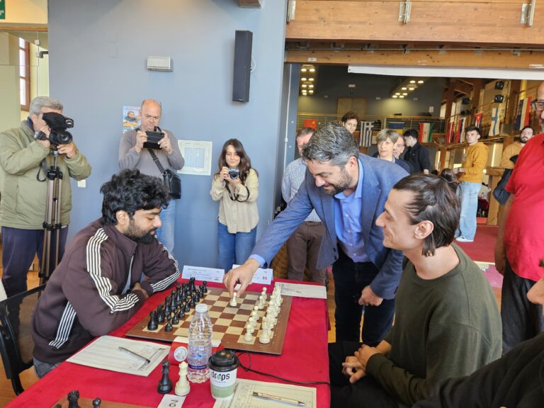 5ο Διεθνές Σκακιστικό Τουρνουά «Μίκης Θεοδωράκης»: 4πλη ισοβαθμία στην κορυφή και παράταση αγωνίας για τον τελικό νικητή!