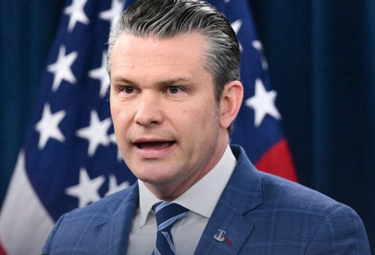 Ο Πιτ Χέγκσεθ ισχυρίζεται ότι το Ιράν «ικέτευσε» για συμφωνία κατάπαυσης του πυρός ώστε να τερματιστεί η επίθεση και οι απειλές του Τραμπ