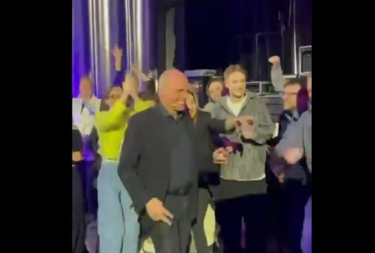 Ο Γιάνης Βαρουφάκης χορεύει techno στη Μόσχα υπό τους ήχους χιτ κομματιού που έχει το όνομά του! | Βίντεο