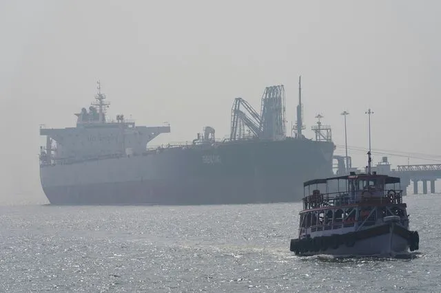 Οι Φρουροί της Επανάστασης έκλεισαν ξανά τα Στενά του Ορμούζ – Τραμπ: “Δυστυχώς πρέπει να να αρχίσουμε να ρίχνουμε ξανά βόμβες”