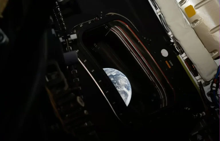 Η NASA δίνει στη δημοσιότητα τις πρώτες εντυπωσιακές εικόνες της Γης που τράβηξαν οι αστροναύτες του Artemis II
