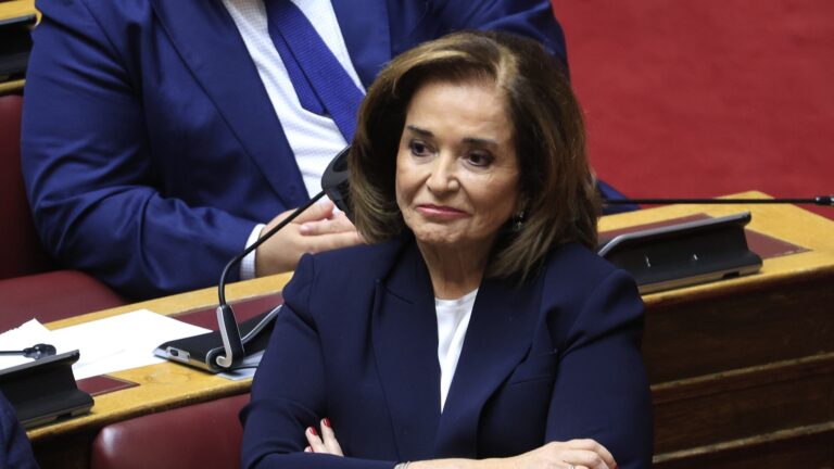 Η Ντόρα Μπακογιάννη ζητά την παραίτηση του Μακάριου Λαζαρίδη: «θα έπρεπε να διευκολύνει τον πρωθυπουργό και το κόμμα του»