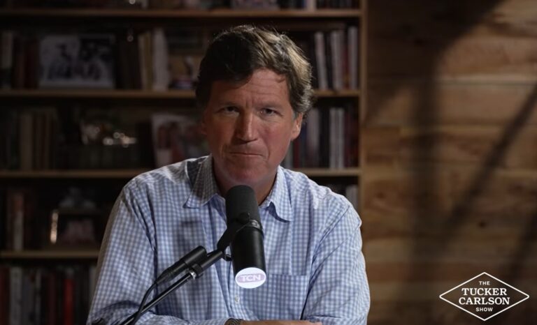 Τάκερ Κάρλσον: «Οδεύουμε προς τη χρήση πυρηνικών όπλων στο Ιράν — Και κανείς δεν αντιδρά»