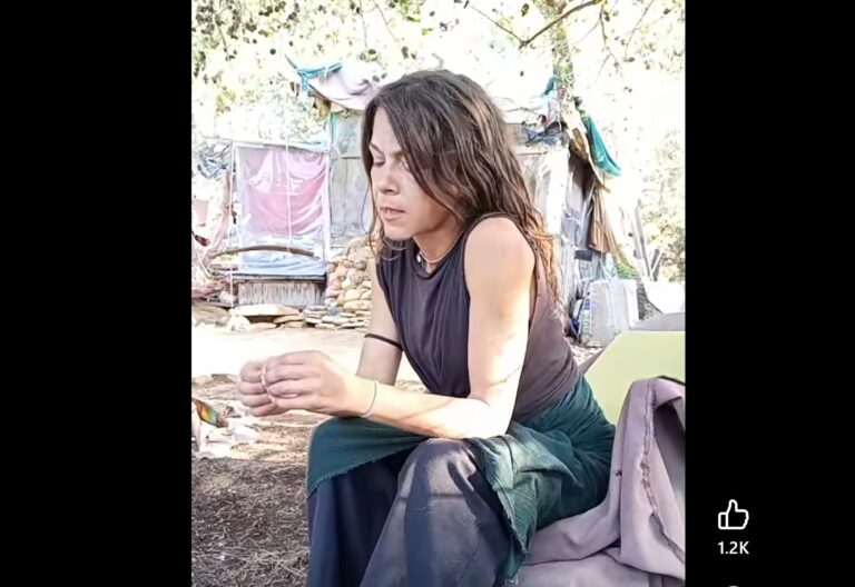 Τι λέει διαμένοντας σε καλύβα στον Λαυρακά: “Ακούω διάφορα, ότι δήθεν δεν έχουμε εισοδήματα ή ότι είμαστε άστεγοι. Αυτά δεν ισχύουν. Είμαστε άνθρωποι που αγαπάμε τη φύση” | Βίντεο