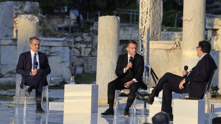 Στην Αθήνα ο Μακρόν: Συζήτηση με Μητσοτάκη στη Ρωμαϊκή Αγορά – «Αν η κυριαρχία σας απειλείται κάντε ό,τι χρειάζεται, θα είμαστε εδώ για εσάς» – Τεράστια απειλή η Κίνα