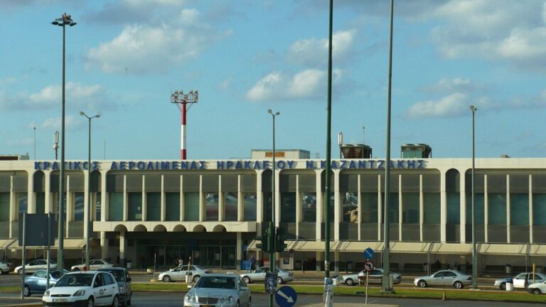 Αναστάτωση σε πτήση από Βρυξέλλες προς Ηράκλειο: Επιβάτης κατέβασε το παντελόνι του μπροστά σε αεροσυνοδό