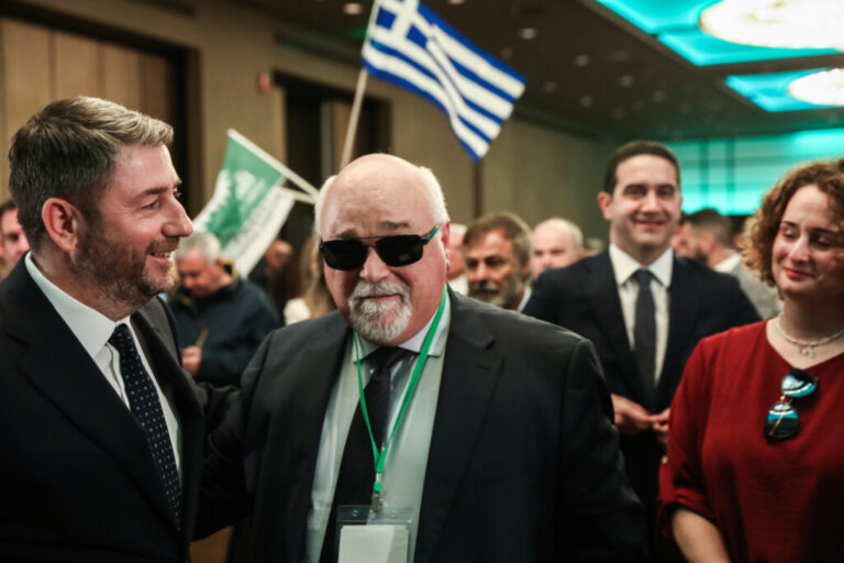 Ιστορικό ορόσημο για τη συμπερίληψη: Ο Γιάννης Βαρδακαστάνης έγινε το πρώτο άτομο με αναπηρία που αναλαμβάνει την υψηλότερη οργανωτική θέση στην ιεραρχία μεγάλου κόμματος