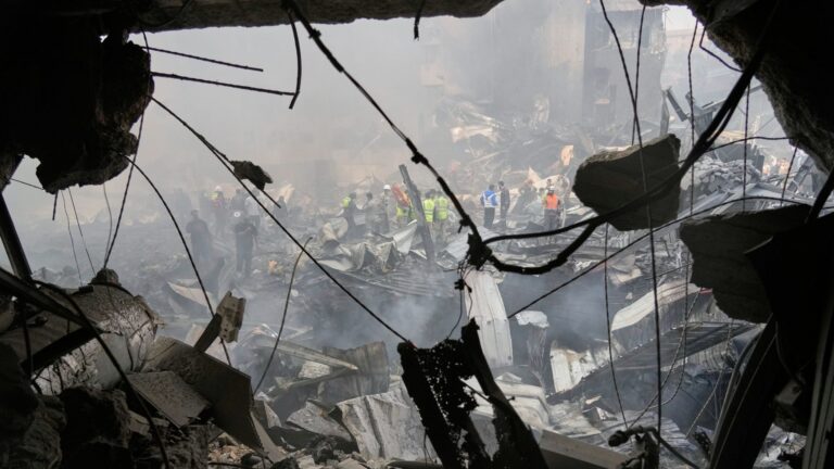 Αισιόδοξος για συμφωνία ο Τραμπ, εκδίκηση υπόσχεται ο Χαμενεΐ, λάθος το σπάσιμο της εκεχειρίας από το Ισραήλ, λέει ο Στάρμερ