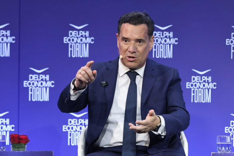 Beef Αδ. Γεωργιάδη με Κοβέσι: “Δημοκρατία έχουμε. Όσο μας το επιτρέπει ακόμα η κ. Κοβέσι, Δημοκρατία θα έχουμε” | Βίντεο