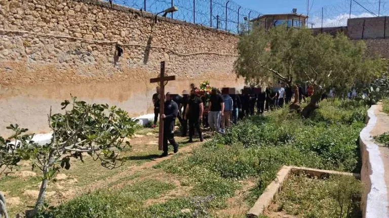 Μεγάλη Παρασκευή στις φυλακές Νέας Αλικαρνασού – Όταν οι κρατούμενοι μετάφεραν τον σταυρό και τον Επιτάφιο
