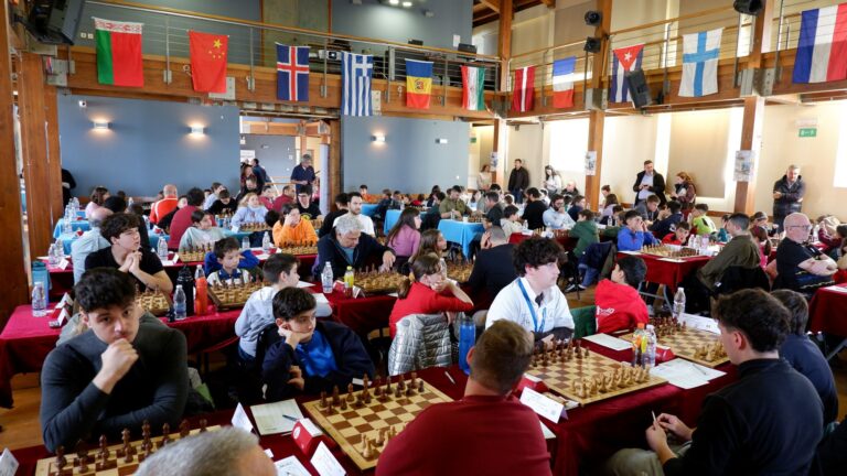 Άρχισε το 5ο Διεθνές Σκακιστικό Τουρνουά «Μίκης Θεοδωράκης» στα Χανιά με 142 αθλητές από όλον τον κόσμο