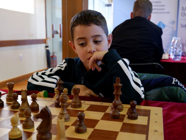 5ο Διεθνές Σκακιστικό Τουρνουά «Μίκης Θεοδωράκης»: Έξι παίκτες ισοβαθμούν στην κορυφή του 1ου ομίλου