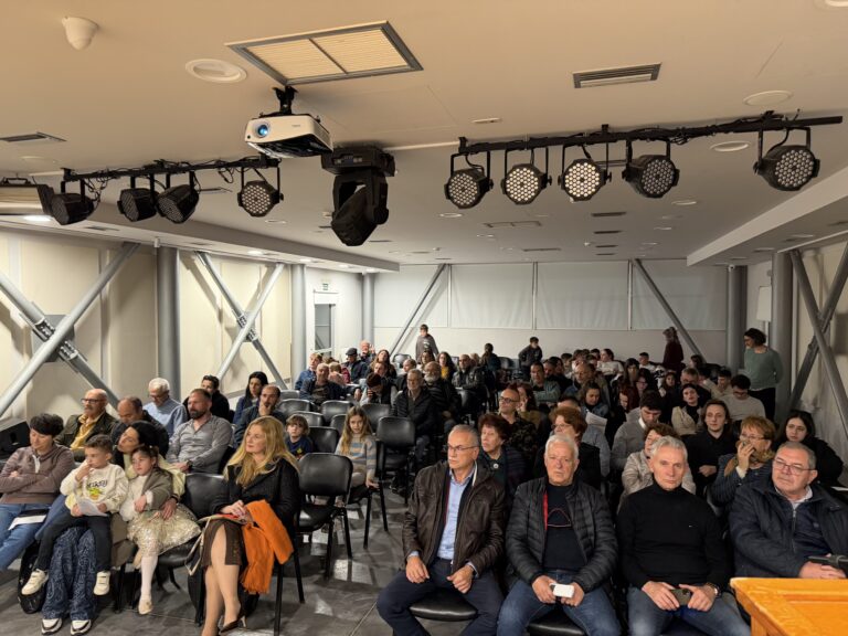 Με επιτυχία ολοκληρώθηκε η έκθεση για τα 100 χρόνια του Μίκη Θεοδωράκη στο Πολύκεντρο Βουκολιών