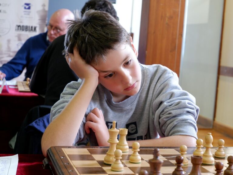 5ο Διεθνές Τουρνουά Σκακιού «Μίκης Θεοδωράκης»: Τριπλή ισοβαθμία στην κορυφή μετά τον 6ο γύρο