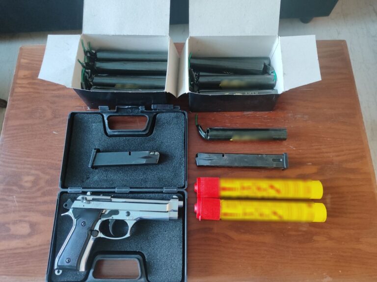 Σύλληψη ανηλίκου για παράνομα βεγγαλικά και όπλα στο Ηράκλειο – Συνελήφθη και η κηδεμόνας του