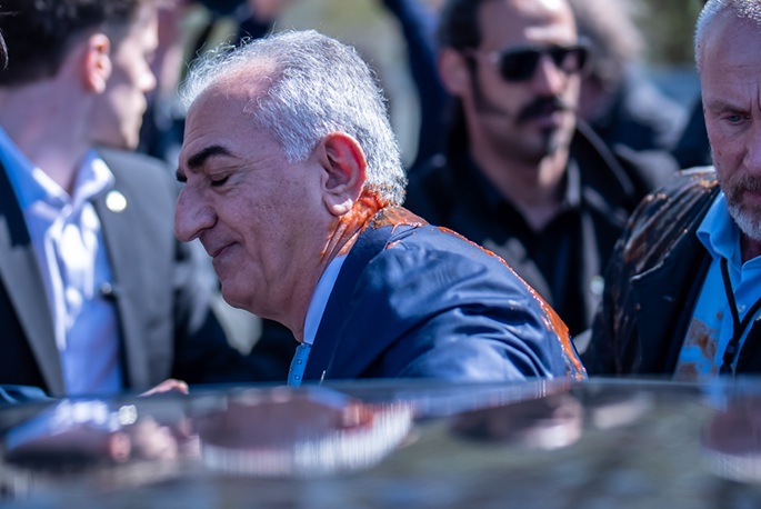 Απογοητευμένος ο εξόριστος Σάχης από τις προσπάθειες της Ευρώπης για ειρήνη με το Ιράν – Του πέταξαν τομάτες στο Βερολίνο: “Στο Ιράν δεκάδες εκατομμύρια πίνουν νερό στο όνομά μου”