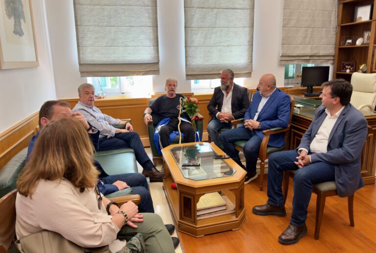 Ο Περιφερειάρχης Κρήτης Σταύρος Αρναουτάκης υποδέχθηκε τον Θεοχάρη Αθητάκη για την ιστορική διαδρομή 153 χιλιομέτρων Ανώπολη-Ηράκλειο