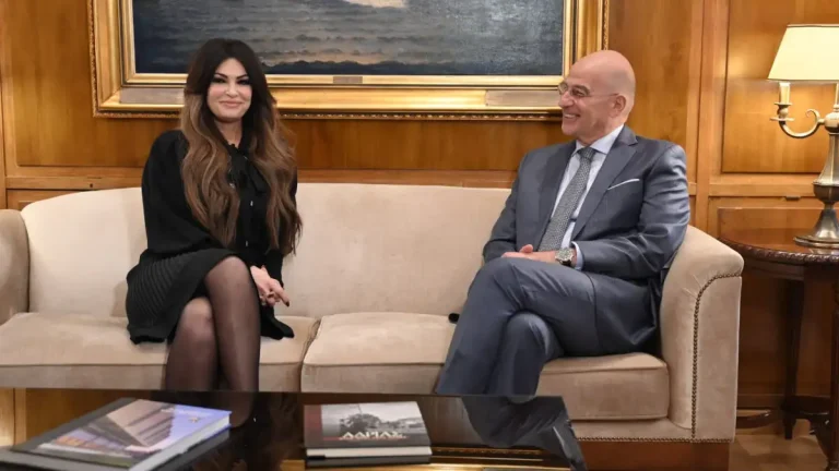 Τη μέρα που ο Τραμπ απείλησε να εξαφανίσει έναν ιστορικό πολιτισμό ο Δένδιας χαριεντιζόταν με την Γλιλφόιλ