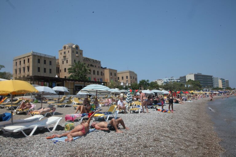 Ρεκόρ Τούρκων τουριστών στην Ελλάδα: Ξεπέρασαν τα 2,2 εκατ. το 2025 – Ποιες περιοχές προτιμούν