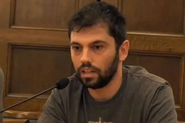 Αθώος ο Νίκος Ρωμανός μετά από 17 μήνες ταλαιπωρίας – Ένταση και χημικά έξω από το δικαστήριο