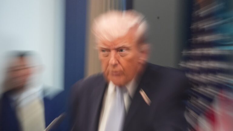 Έξαλλος ο Τραμπ στο Truth Social: Πυρά κατά δημοσιογράφων και σχολιαστών – Κατηγορίες, αιχμές και προσωπικές επιθέσεις