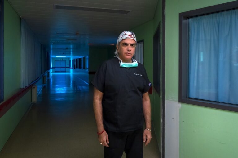 Ο Αντώνης Κρασουδάκης σχολιάζει τις “αδιευκρίνιστες συνθήκες” των τροχαίων: “Ανίκανοι μελετητές δημοσίων έργων, άχρηστοι εργολάβοι, γελοίοι μηχανικοί, ανεύθυνοι πολιτικοί”