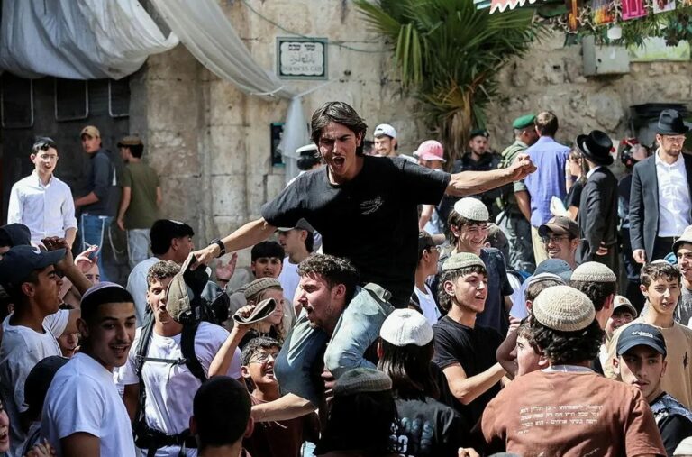 Ισραηλινοί έφηβοι επιτίθενται σε ρεπόρτερ της Haaretz κατά τη διάρκεια της ακροδεξιάς πορείας για την Ημέρα της Ιερουσαλήμ