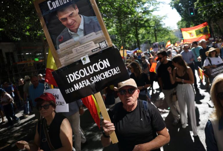 Δεκάδες χιλιάδες διαδηλωτές κάνουν πορεία στη Μαδρίτη ζητώντας την παραίτηση του Πέδρο Σάντσεθ