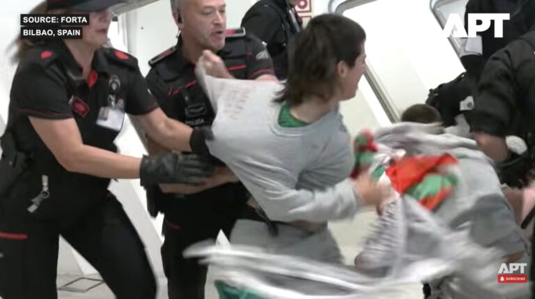 Βίντεο: Η ισπανική αστυνομία ξυλοφόρτωσε ακτιβιστές του Στολίσκου που μόλις είχαν επιστρέψει από το Ισραήλ