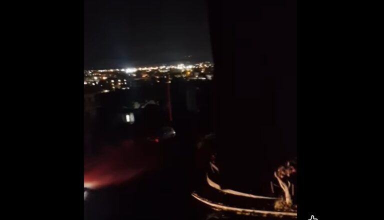 Δύο μέρες χωρίς δημοτικό φωτισμό στον Άγιο Ιωάννη: “Η πόλη της ανάπτυξης σταματά να φωτίζει στη Νέα Χώρα με τα Hilton;”