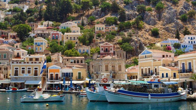 Μπάτε σκύλοι αλέστε η θάλασσα της Ελλάδας: Έξι ιταλικά αλιευτικά ψάρευαν στα ανοιχτά της Σύμης