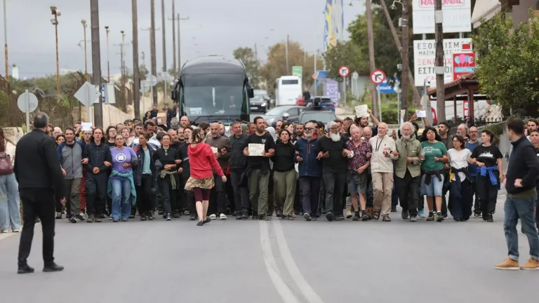 Le Monde: Ερωτήματα για την στάση της Αθήνας μετά την ισραηλινή επέμβαση σε στολίσκο προς τη Γάζα