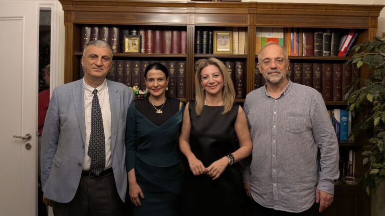 Αυγερινός: «Η Καρυστιανού χρηματοδοτεί το κόμμα» – Είχε ψηφίσει “ΟΧΙ” στο δημοψήφισμα του 2015