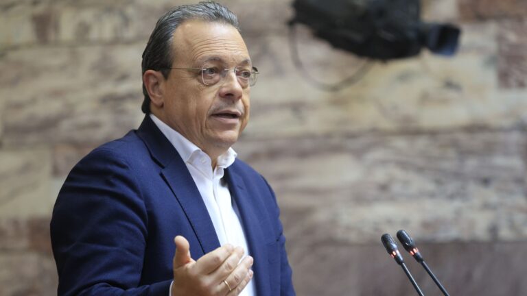 Φάμελλος: «Ο ΣΥΡΙΖΑ δεν διαλύεται, ούτε αναστέλλει τη λειτουργία του» – Αποδοκίμασε Πολάκη και Χατζησωκράτη