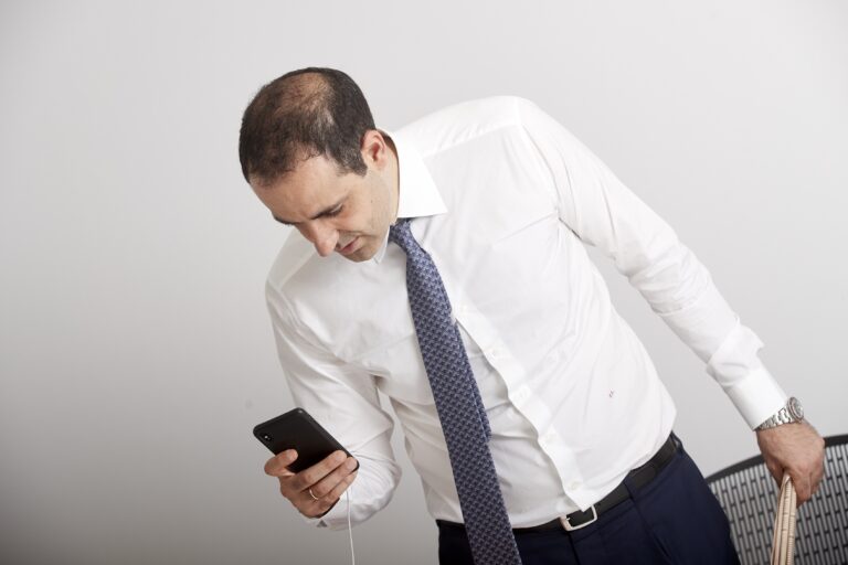 Ο κυβερνητικός εκπρόσωπος είπε για Δημητριάδη ότι “εγώ είμαι εδώ για να εκπροσωπώ την κυβέρνηση και όχι έναν ιδιώτη” αλλά ούτε λέξη για τους 10 ΕΚΑΜίτες που τον προστατεύουν