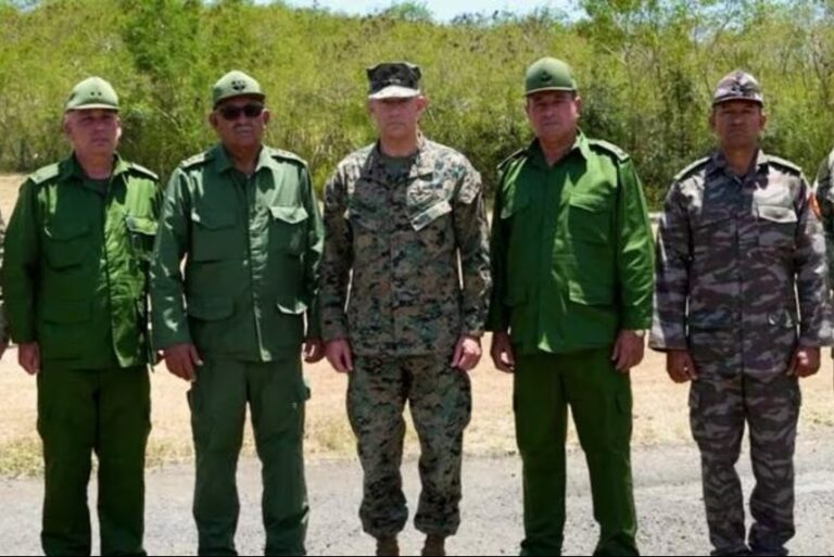 Αμερικανός στρατιωτικός ηγέτης είχε μια σπάνια συνάντηση με ανώτερους Κουβανούς στρατιωτικούς αξιωματούχους κοντά στον Κόλπο του Γκουαντάναμο