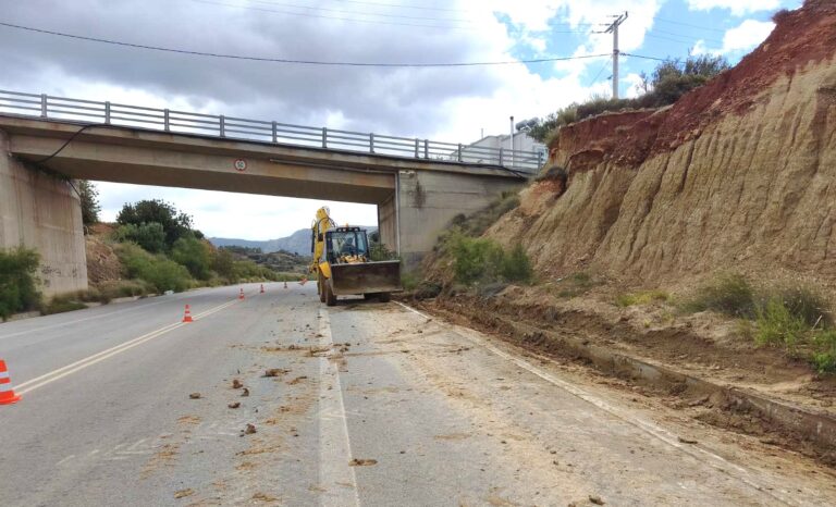 Συνεχίζονται οι εργασίες καθαρισμού και οδικής ασφάλειας στο οδικό δίκτυο από Μακρύ Γιαλό έως Λιθίνες
