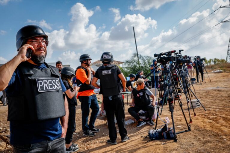 Haaretz: Η ισραηλινή αστυνομία παρακολουθεί ξένους δημοσιογράφους που επικρίνουν το Ισραήλ