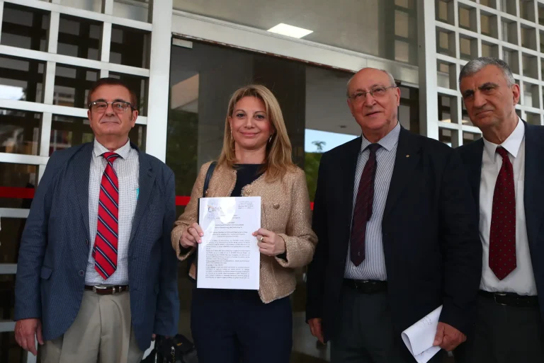 Στον Άρειο Πάγο η Μαρία Καρυστιανού κατέθεσε την ιδρυτική διακήρυξη και 650 υπογραφές: “Θα είμαι η μητέρα της αδικοχαμένης Μάρθης και αυτό δεν θα αλλάξει ποτέ”