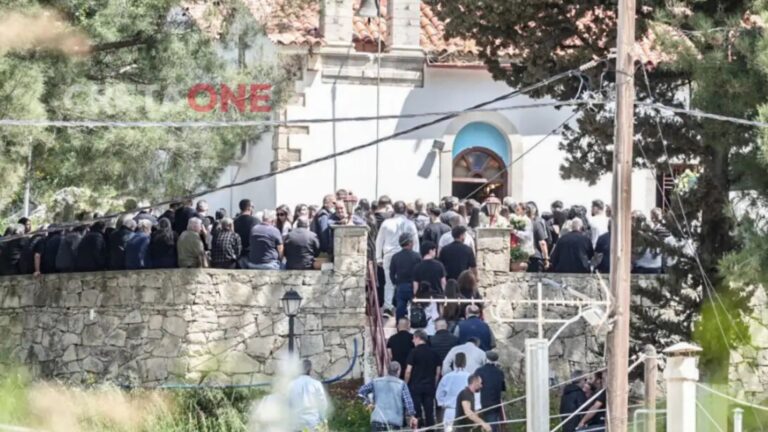 Δολοφονία στην Κρήτη: Οι συγγενείς έδιωξαν τους αστυνομικούς από το χωριό την ώρα της κηδείας του Νικήτα