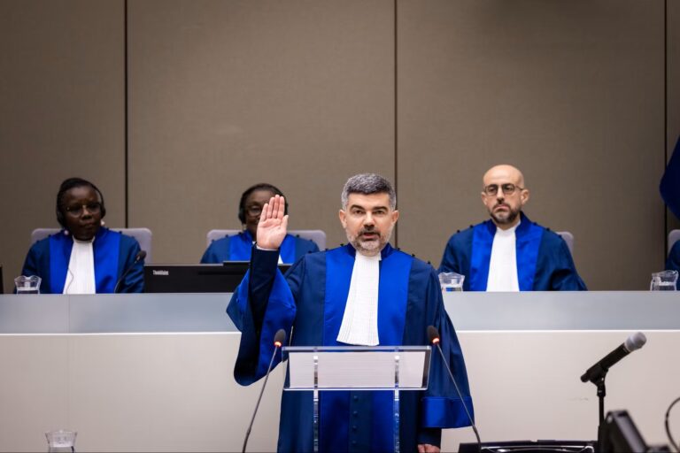 Νικολά Γκιγιού: Ο Δικαστής του Διεθνούς Ποινικού Δικαστηρίου που στοχοποιήθηκε από τον Τραμπ επειδή ενέκρινε ένταλμα σύλληψης κατά του Νετανιάχου – Οι κυρώσεις τον θέτουν εκτός τραπεζικού συστήματος