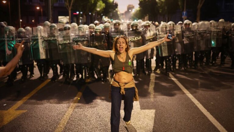 Σερβία: Το φοιτητικό κίνημα απειλεί το καθεστώς Βούτσιτς – Νέα μεγάλη διαδήλωση στο Βελιγράδι