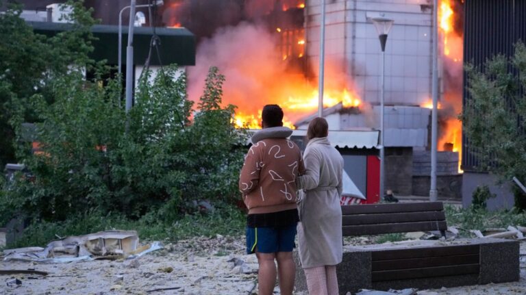 Ρωσικός πύραυλος χτύπησε σχολείο στο Κίεβο με αποτέλεσμα νεκρό και 10 τραυματίες – Αντίποινα για χτύπημα Ουκρανίας σε φοιτητικές εστίες με δεκάδες νεκρούς