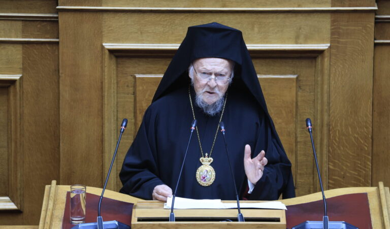Βαρθολομαίος στη Βουλή: Φταίει ο καπιταλισμός… για την οικολογική κρίση – Αυτό δεν είναι οικονομία, είναι οικο-ανομία… Δεν υπάρχει τέλος της ιστορίας