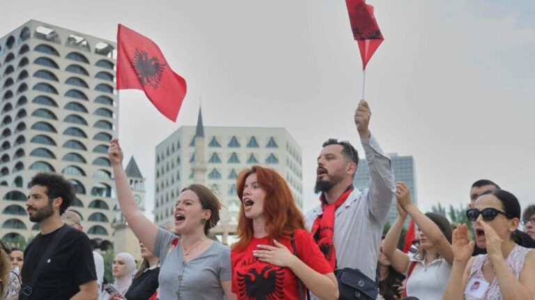 Οι Αλβανοί έδειξαν στον κόσμο πώς γίνεται