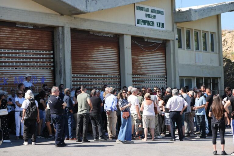 Γιαγιά στη διαδήλωση στον Καρτερό νοσταλγεί τη Χούντα και ζητά να πάνε τους μετανάστες στη Γυάρο όπως παλιά “τους κακομοίρηδες, τους πατριώτες που είχαν ένα πιστεύω”
