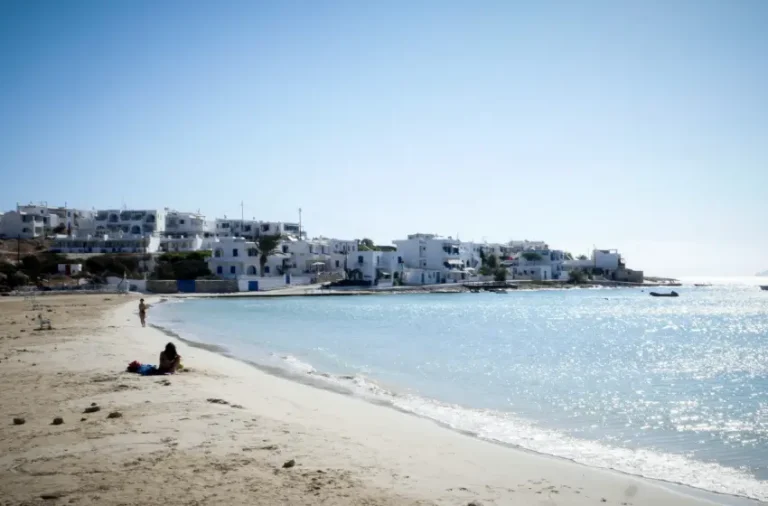 Τέλος οι ξαπλώστρες και οι καντίνες στα Κουφονήσια! “Ασυμβίβαστη με το χαρακτήρα και το φυσικό τοπίο της περιοχής”