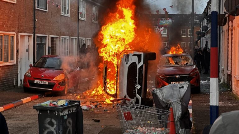 Reuters: Η γυναίκα από το Μπέλφαστ που πάει φαγητό στα σπίτια ανθρώπων που φοβούνται να βγουν λόγω της βίας κατά των μεταναστών